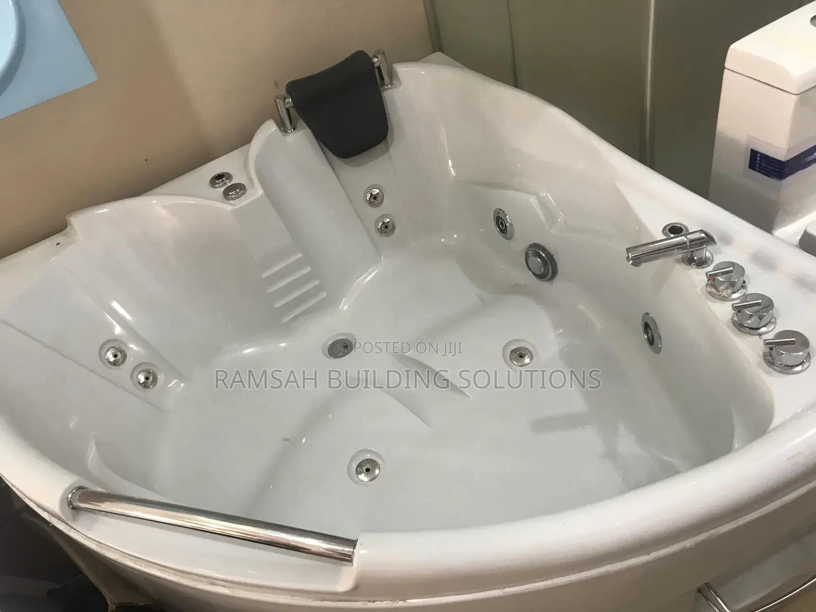 Luxury Jacuzzi Bathtub – Your Personal Home Spa Experience