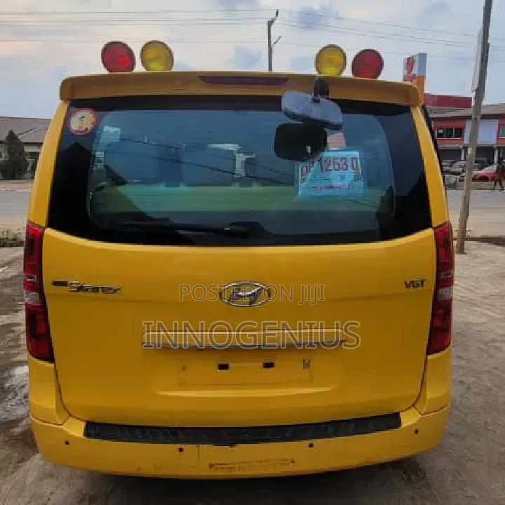 Hyundai Starex 2015 Yellow