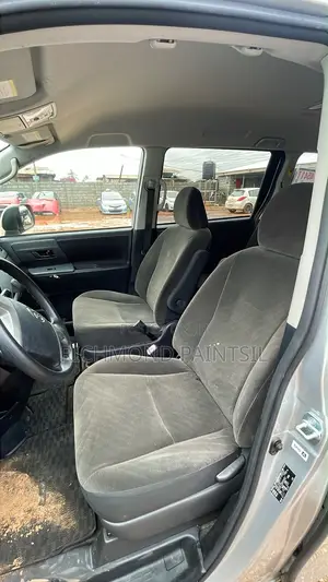 Toyota Voxy 2010 Silver