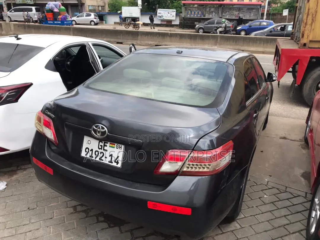 Toyota Camry Base 4dr Sedan (2.5L 4cyl 6M) 2010 Gray