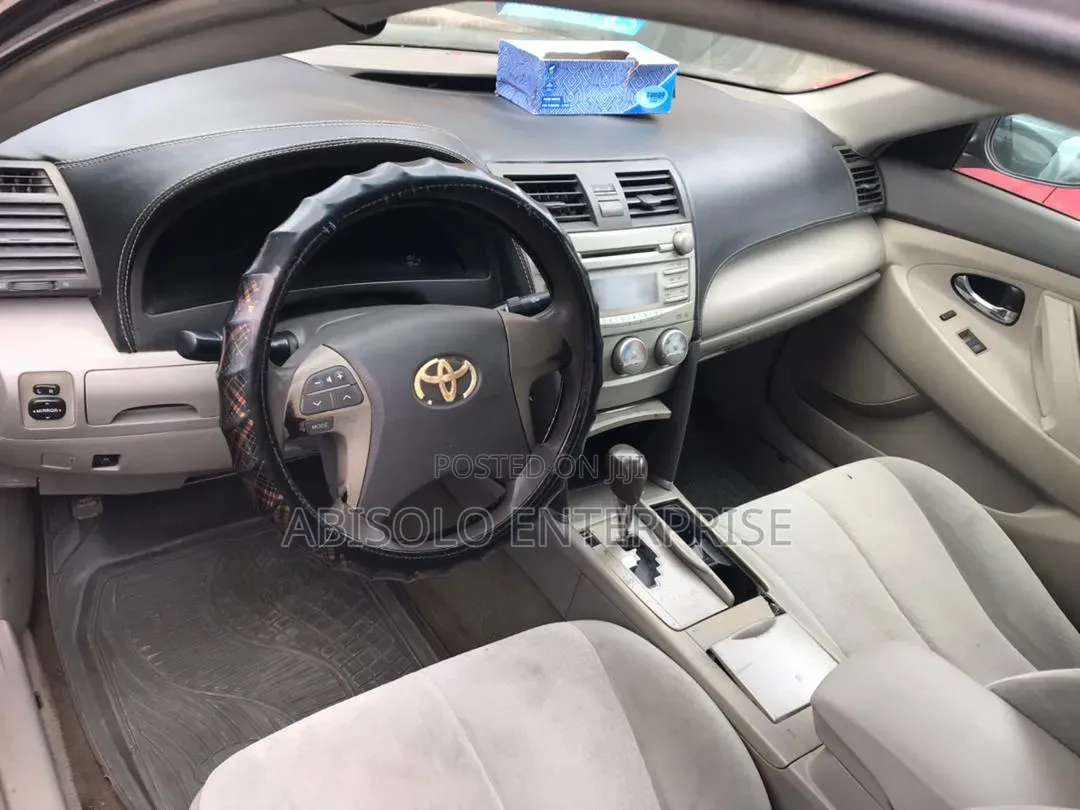 Toyota Camry Base 4dr Sedan (2.5L 4cyl 6M) 2010 Gray