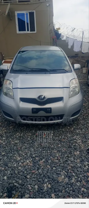 Toyota Vitz 2010 Silver