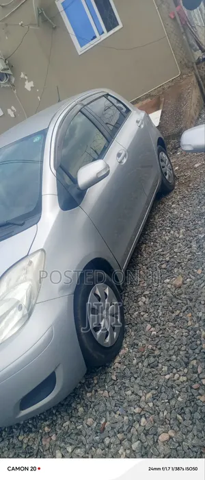 Toyota Vitz 2010 Silver