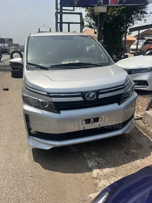 Toyota Voxy 2015 Silver