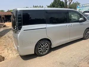 Toyota Voxy 2015 Silver
