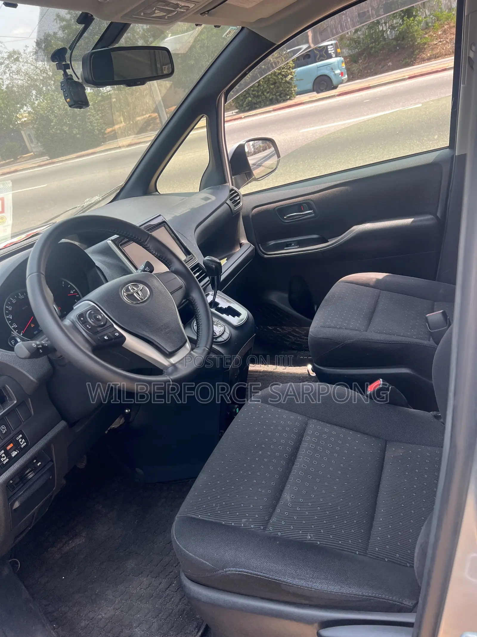 Toyota Voxy 2015 Silver