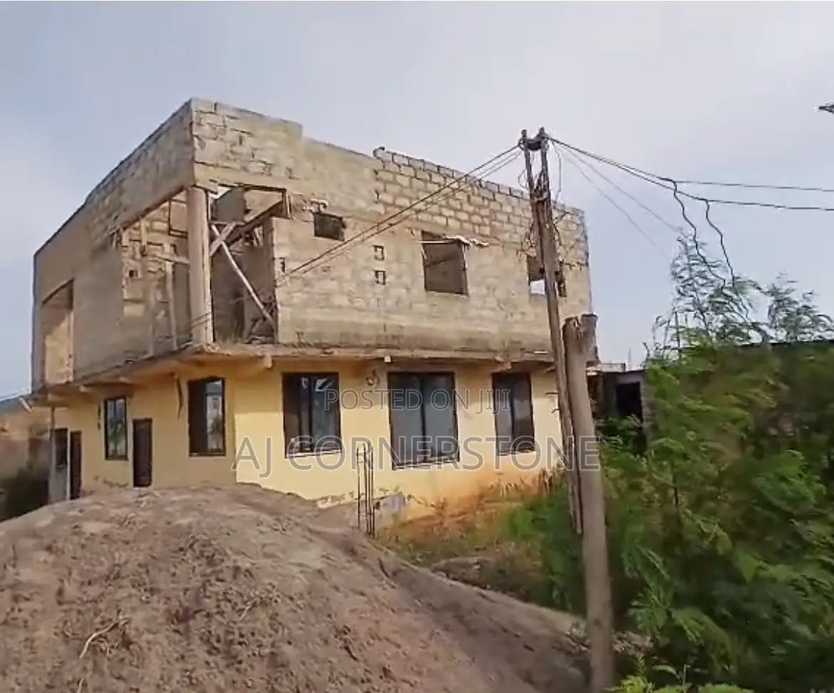 8bdrm House in Oyibi for sale