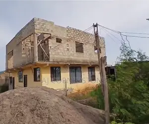 8bdrm House in Oyibi for sale