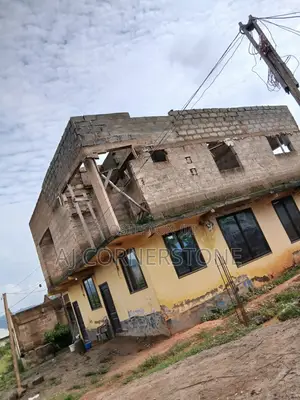 8bdrm House in Oyibi for sale