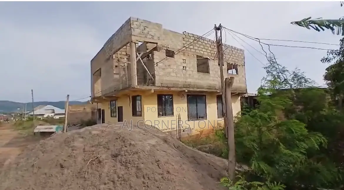 8bdrm House in Oyibi for sale