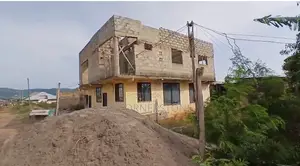 8bdrm House in Oyibi for sale