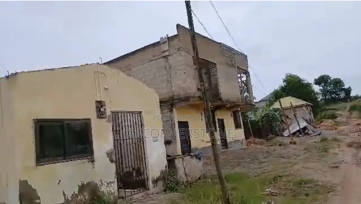 8bdrm House in Oyibi for sale