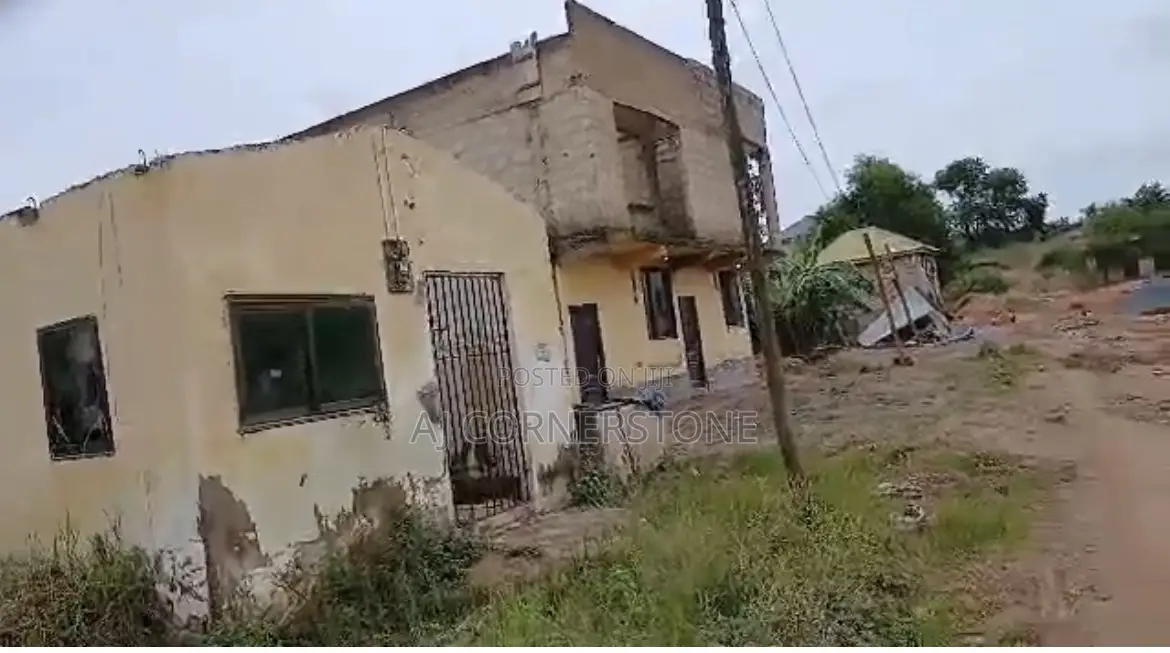 8bdrm House in Oyibi for sale