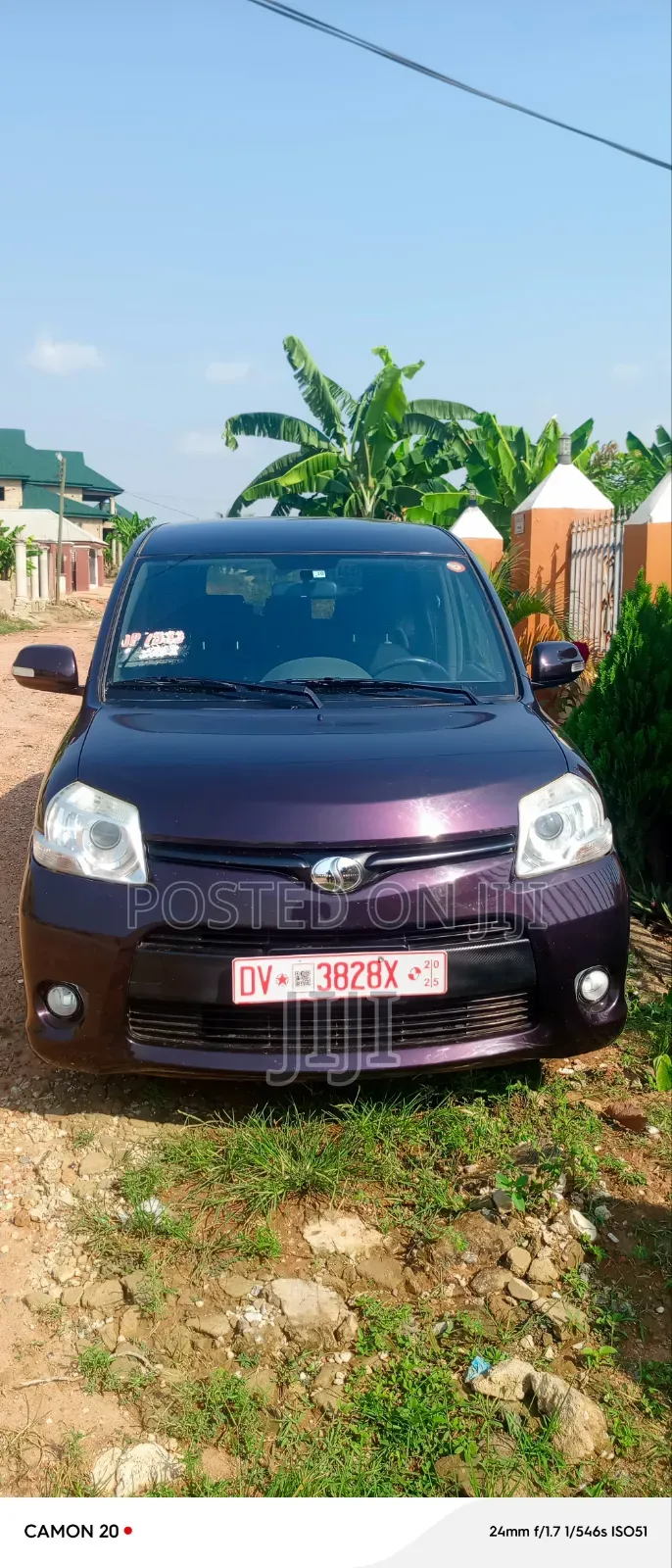 Toyota Sienta 2013 Maroon