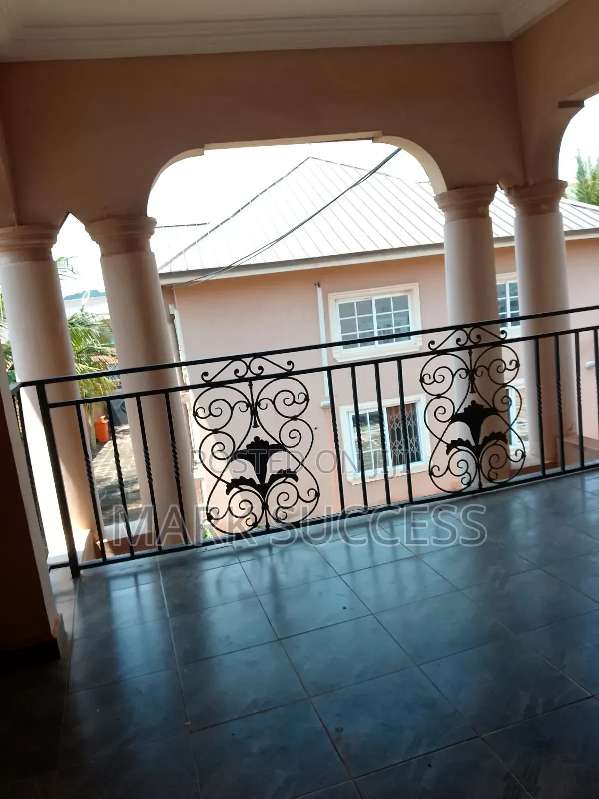 3bdrm Apartment in West Hills Mall Area for rent
