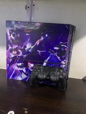 Play Station Four (4)