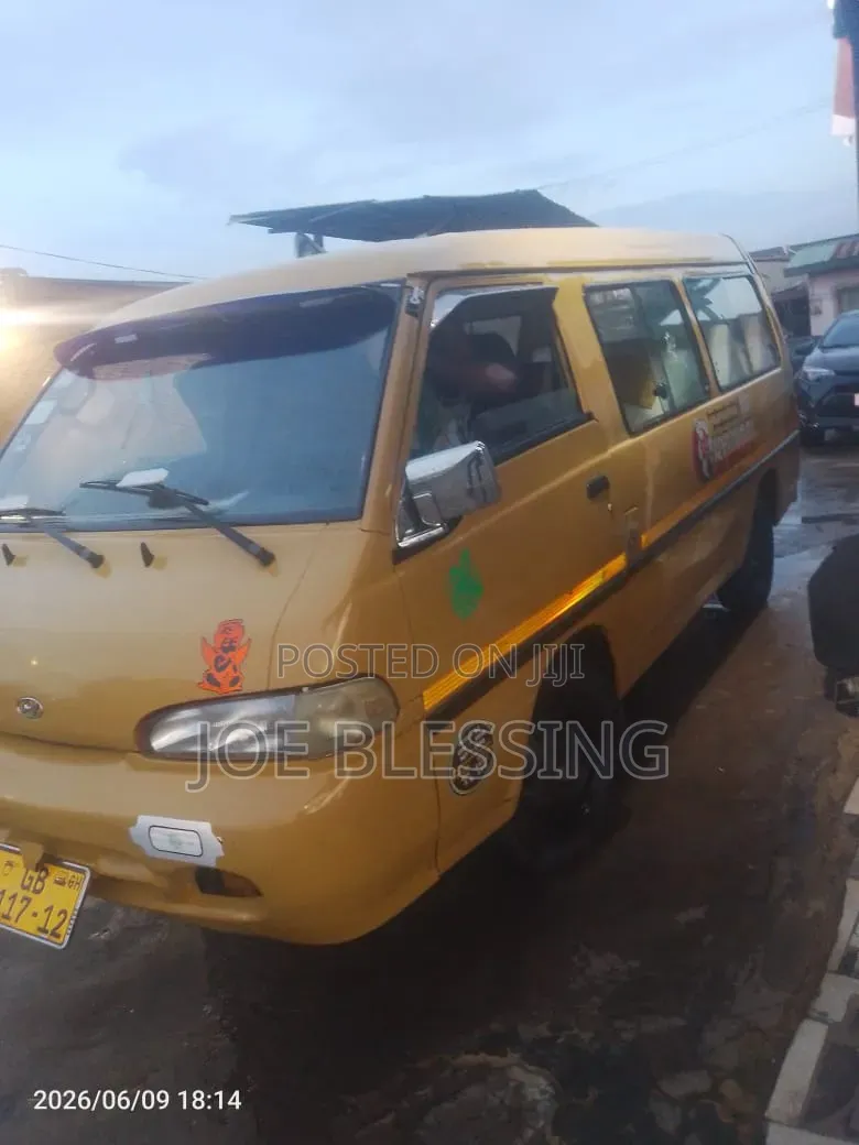 Hyundai H-100 2004 Yellow
