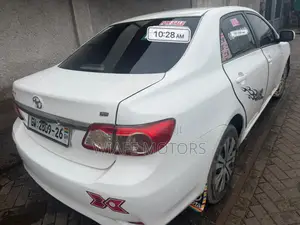 Toyota Corolla LE 4dr Sedan (1.8L 4cyl 4A) 2013 White
