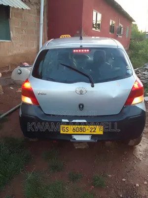 Toyota Vitz 2009 Yellow