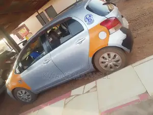 Toyota Vitz 2009 Yellow