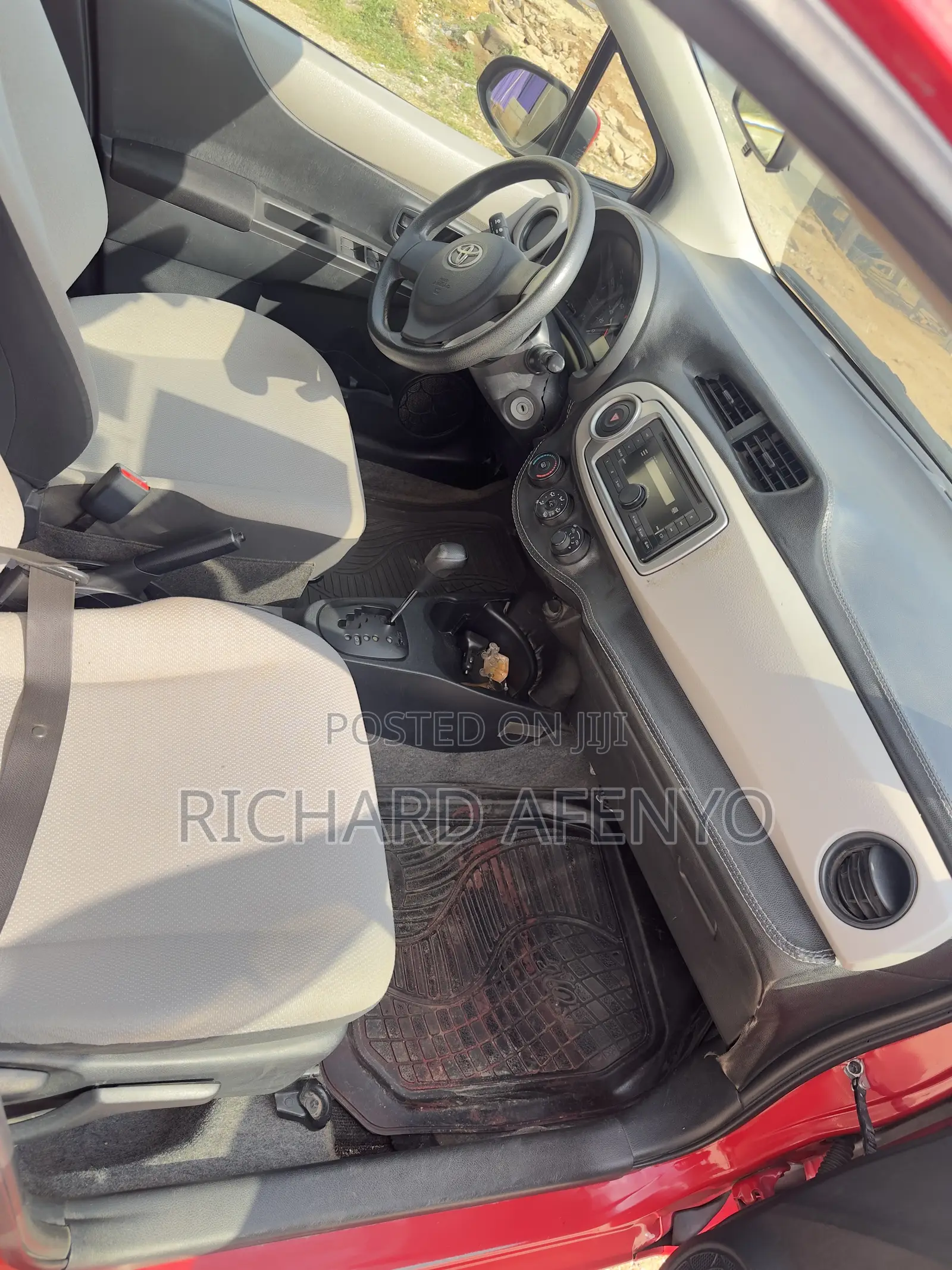 Toyota Vitz 2012 Red