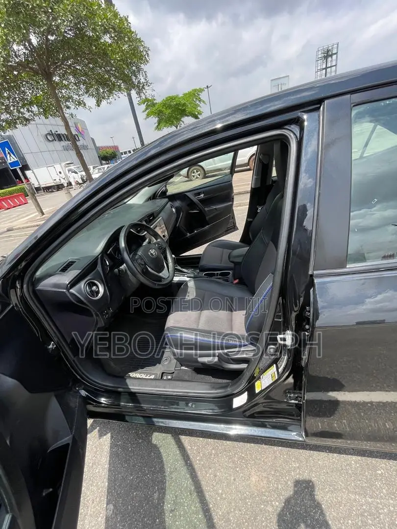 Toyota Corolla SE (1.8L 4cyl 6M) 2018 Black
