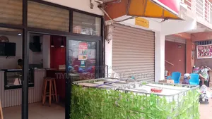 Shop for Rent in Madina Market.