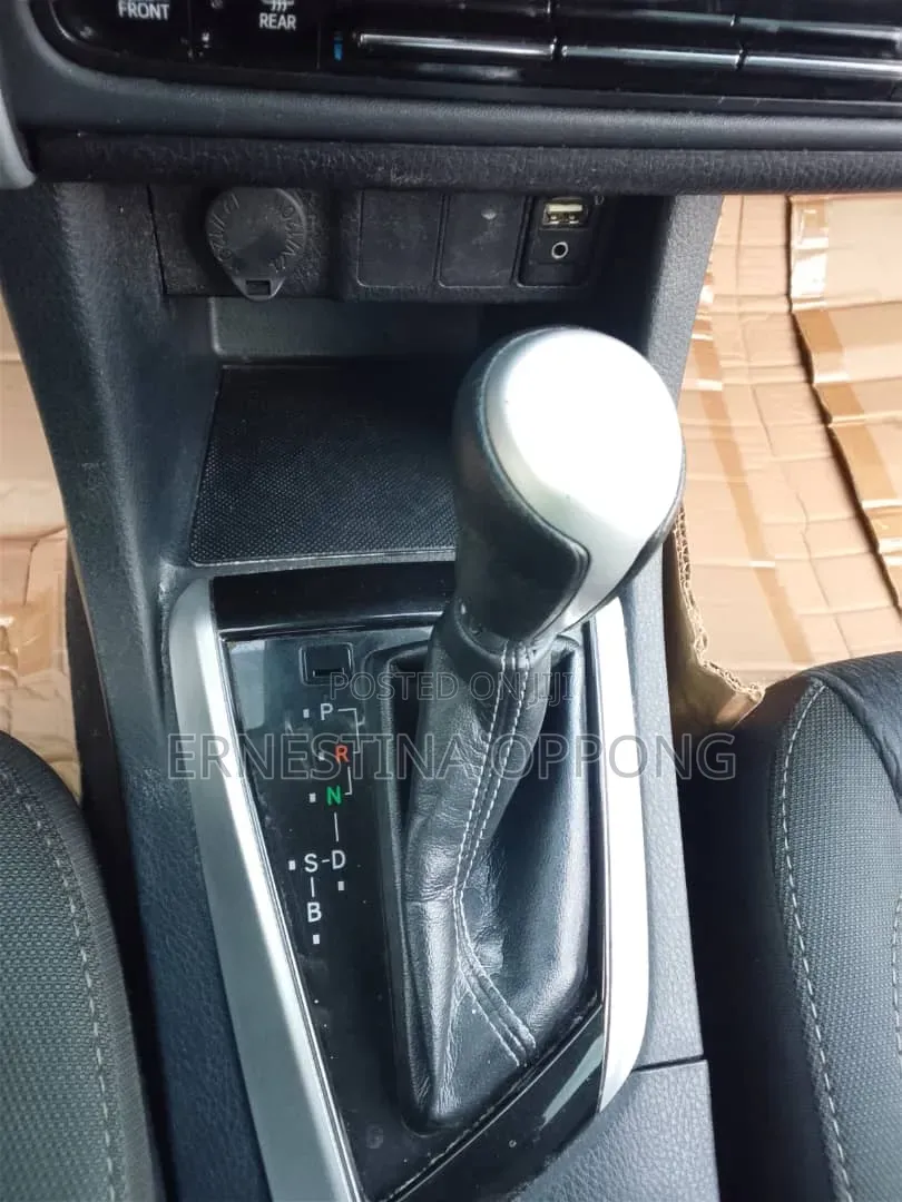 Toyota Corolla LE (1.8L 4cyl 2A) 2018 Gray