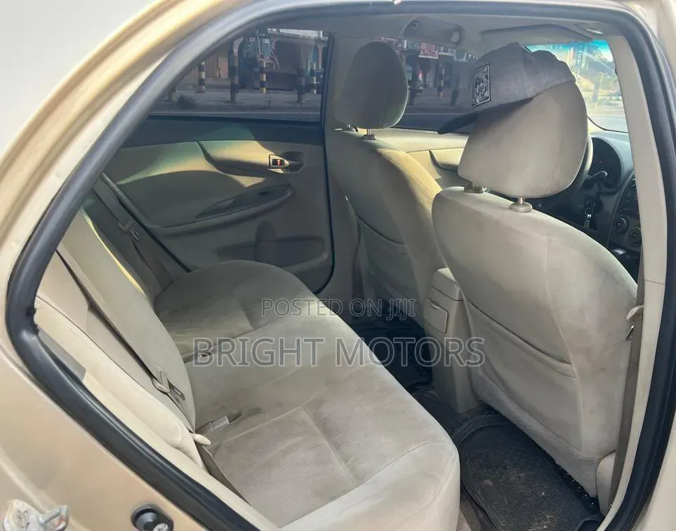 Toyota Corolla LE 4dr Sedan (1.8L 4 cyl 4A) 2009 Gold