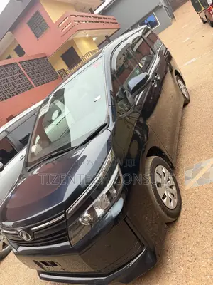 Toyota Voxy 2015