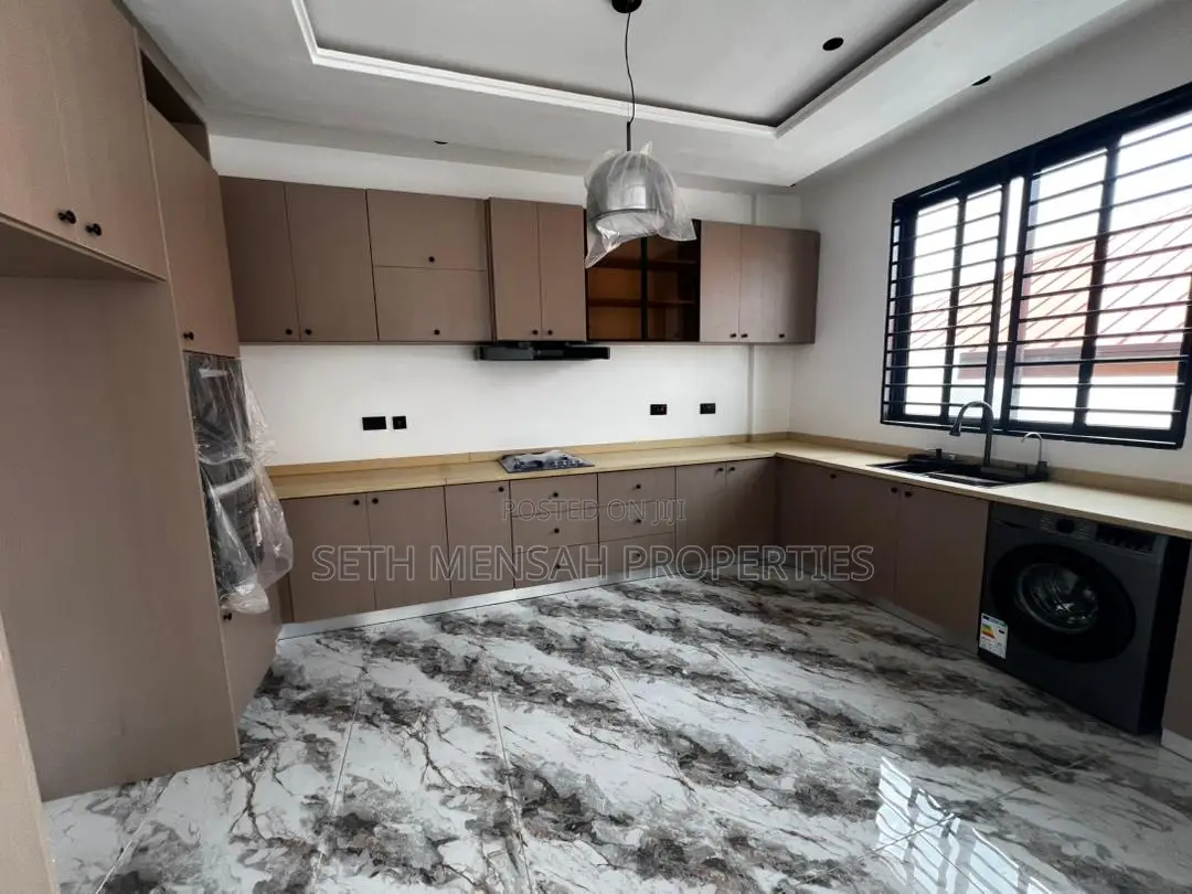 4bdrm House in 4 Bedroom House For, Lake Side Estate for sale