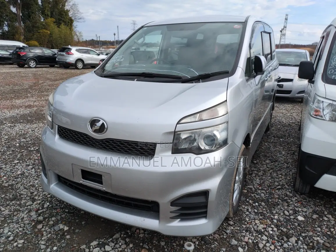 Toyota Voxy 2012 Silver