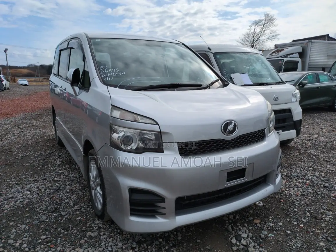 Toyota Voxy 2012 Silver