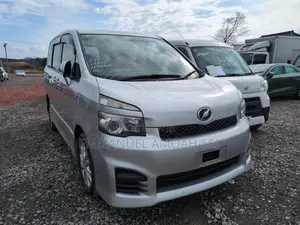 Toyota Voxy 2012 Silver