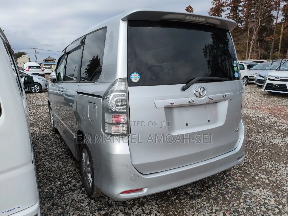 Toyota Voxy 2012 Silver