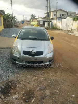 Toyota Vitz 1.0 FWD 5dr 2010 Green