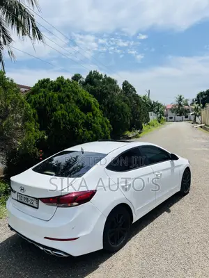 Hyundai Elantra Limited Sedan FWD (2.0L 4cyl 6A) 2017 White