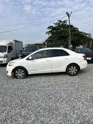 Toyota Yaris SE Hatchback 5dr 2012 White