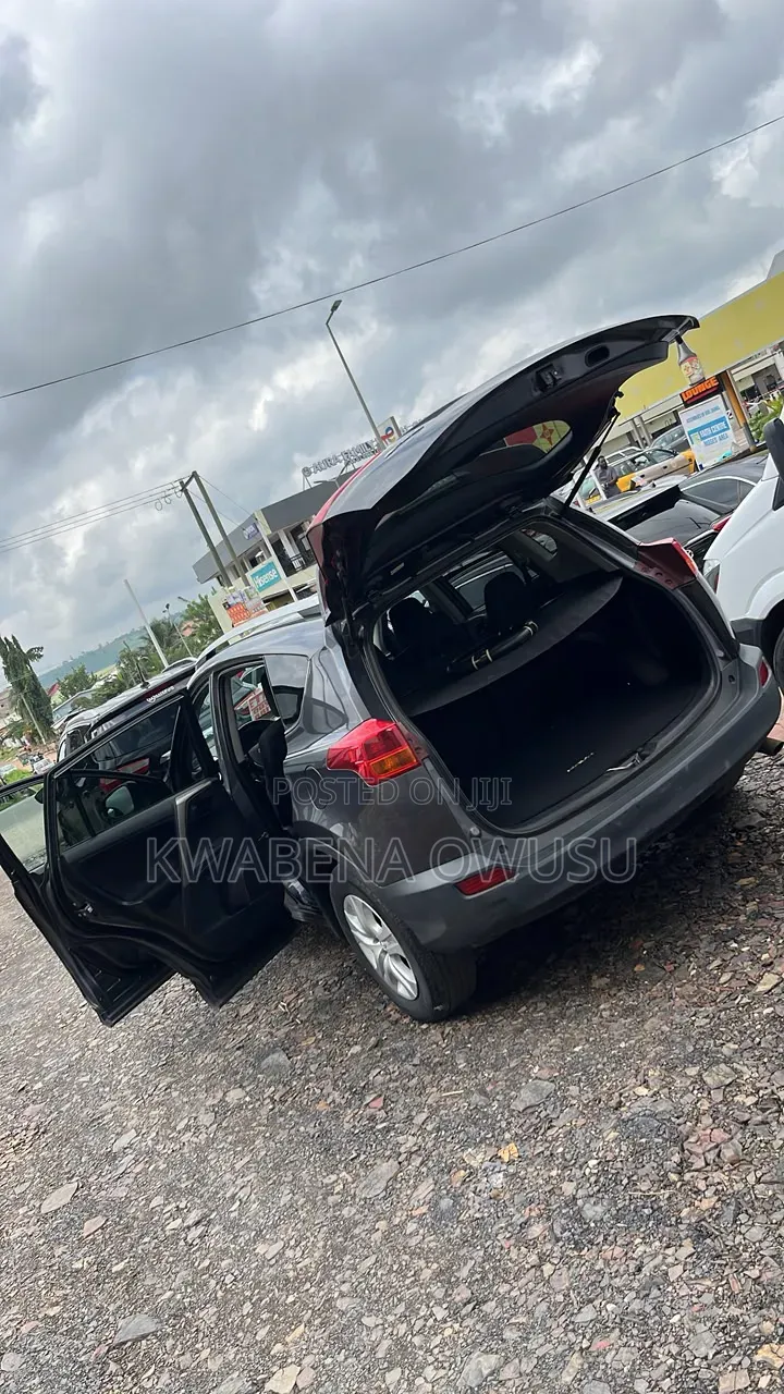 Toyota RAV4 LE Front-wheel Drive (2.5L 4cyl 6A) 2016 Gray