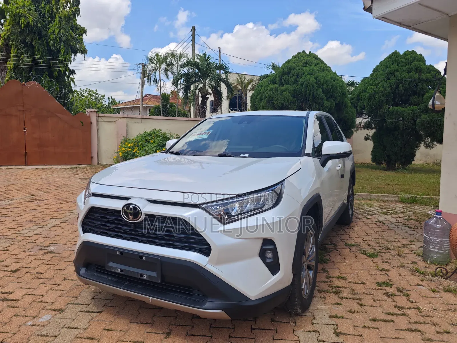 Toyota RAV4 LE FWD 2023 White