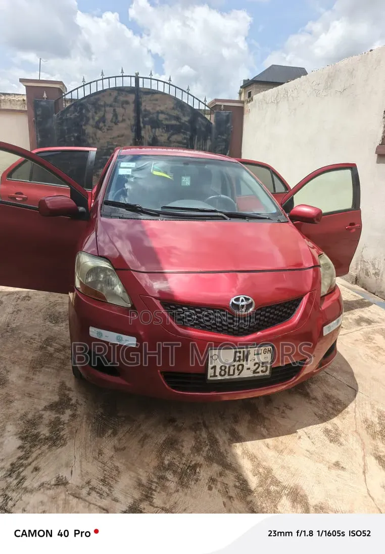 Toyota Yaris Base Sedan 4dr 2010 Red