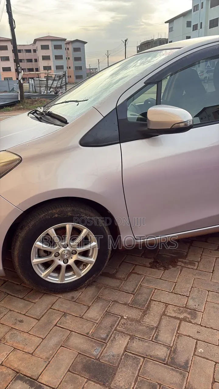 Toyota Vitz 1.5 FWD 5dr 2013 Gray