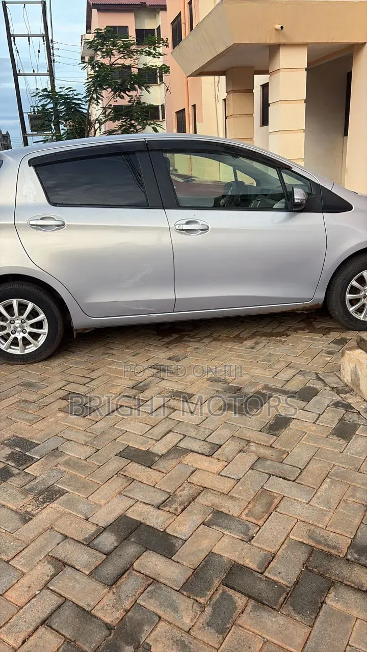 Toyota Vitz 1.5 FWD 5dr 2013 Gray