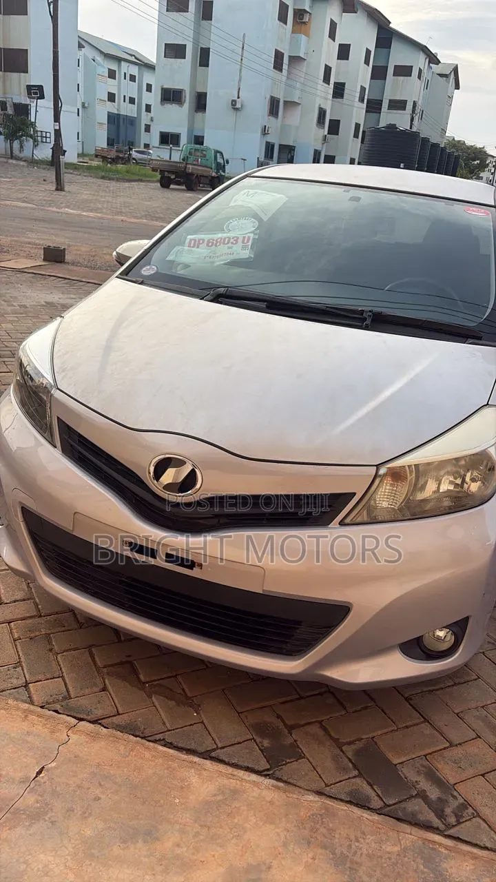Toyota Vitz 1.5 FWD 5dr 2013 Gray