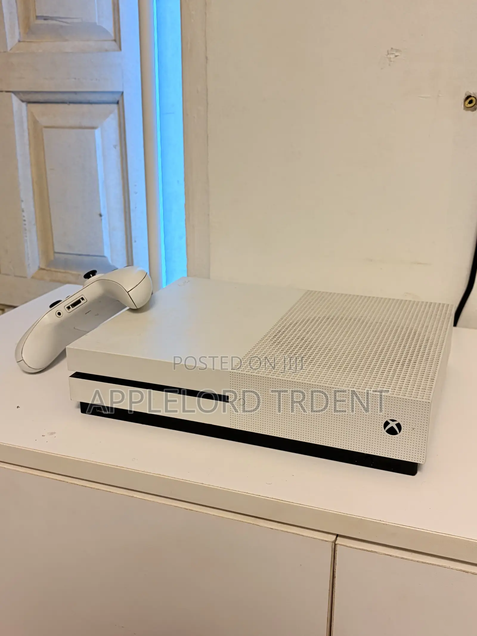 Used Xbox 1s Gaming Console for Sale With One Controller
