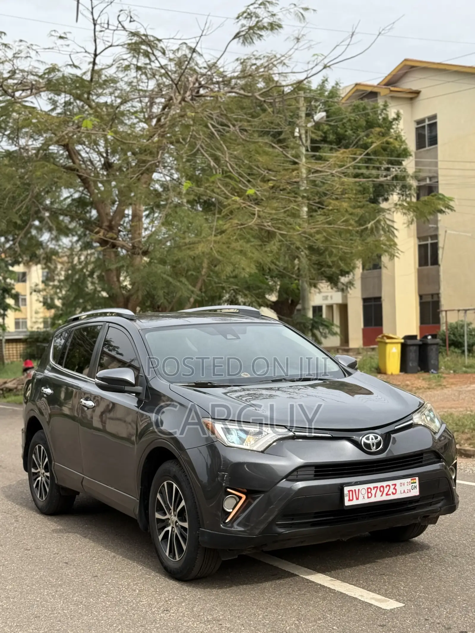 Toyota RAV4 LE 4dr SUV (2.5L 4cyl 6A) 2018 Gray