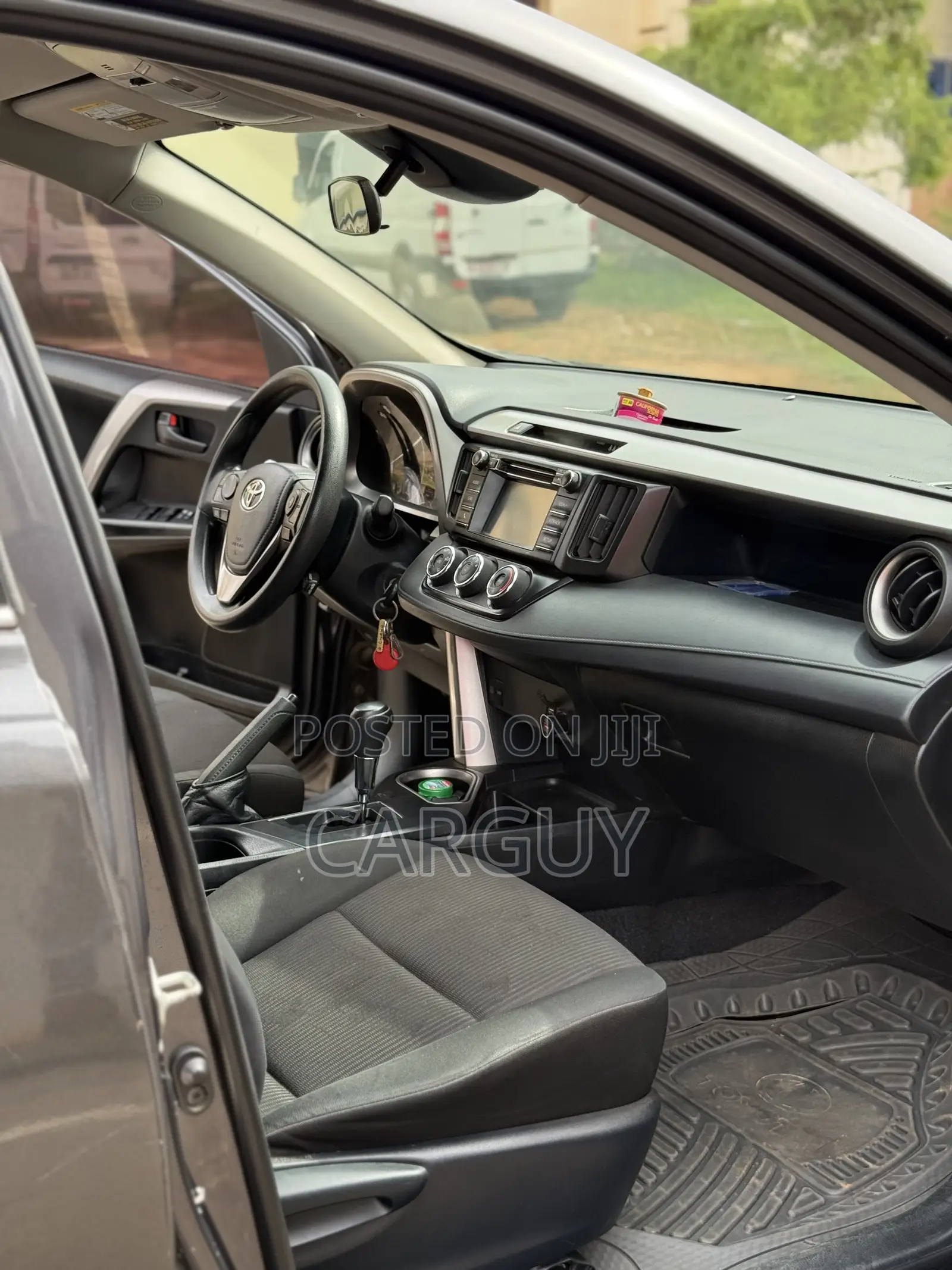 Toyota RAV4 LE 4dr SUV (2.5L 4cyl 6A) 2018 Gray