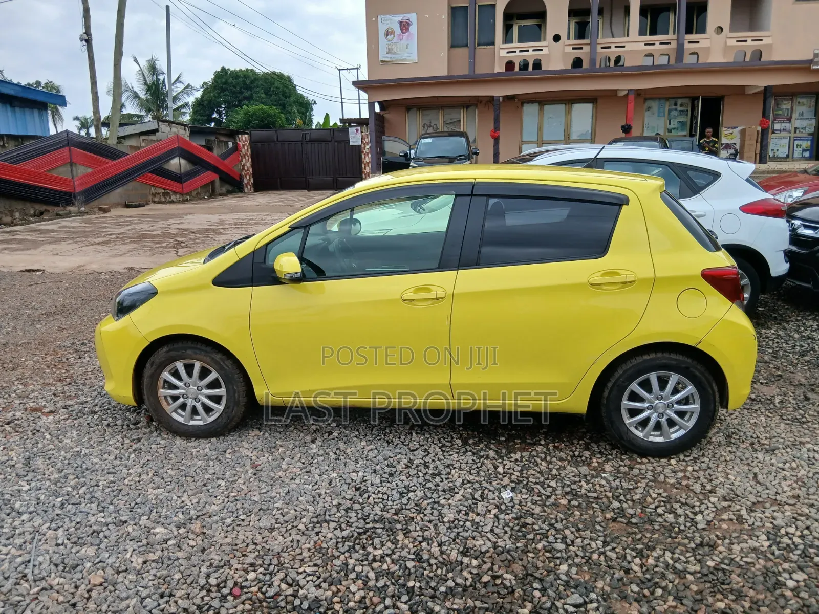 Toyota Vitz 1.3 FWD 5dr 2014 Yellow