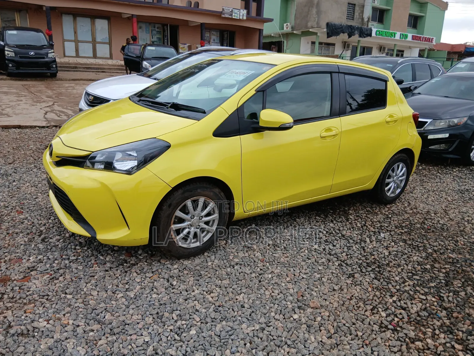 Toyota Vitz 1.3 FWD 5dr 2014 Yellow