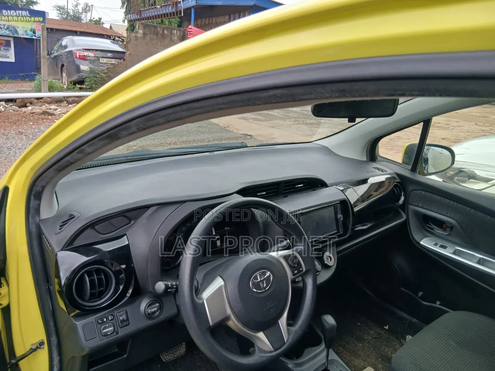 Toyota Vitz 1.3 FWD 5dr 2014 Yellow